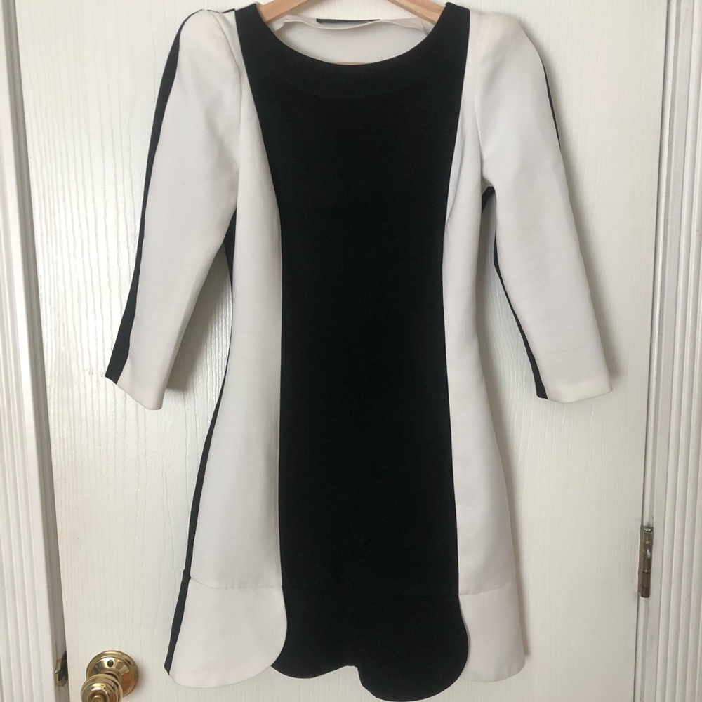 Zara’s black&white scalloped mini dress size XS